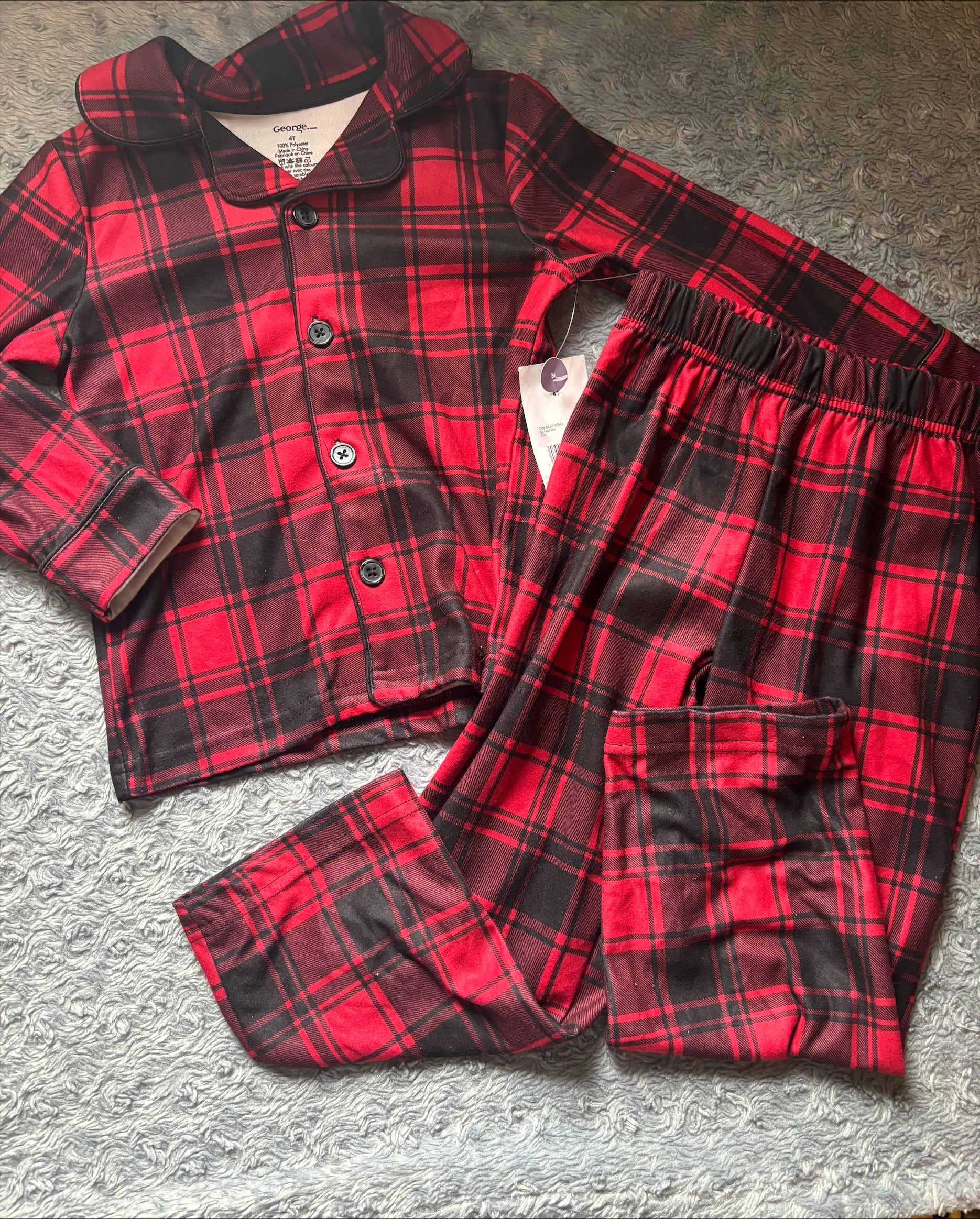 Pyjama deux pièces. NEUF 4T GEORGE (323-9)