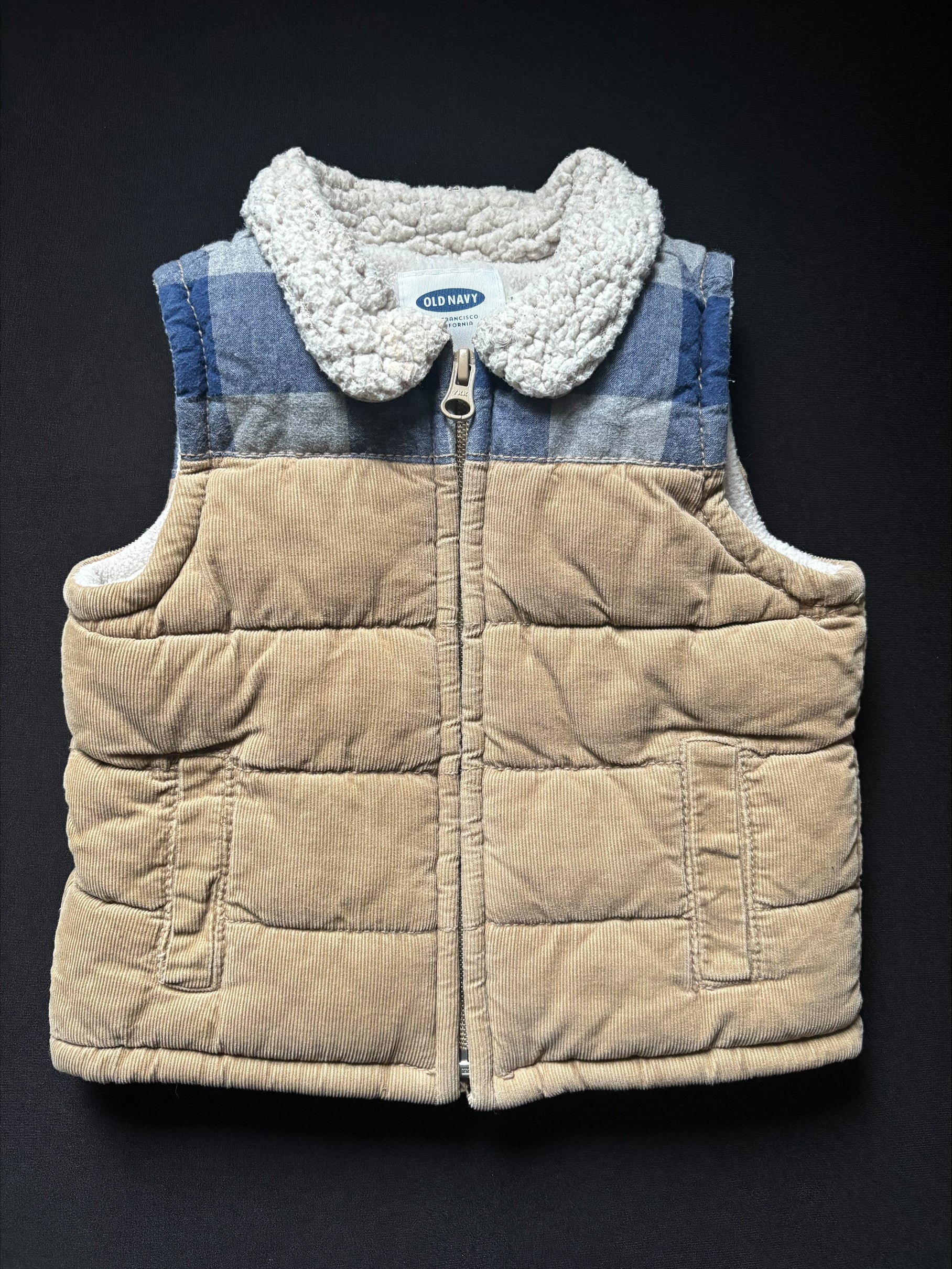 Manteau sans manche, 12-18 mois OLD NAVY (mini tâche sur le collet) (2489)