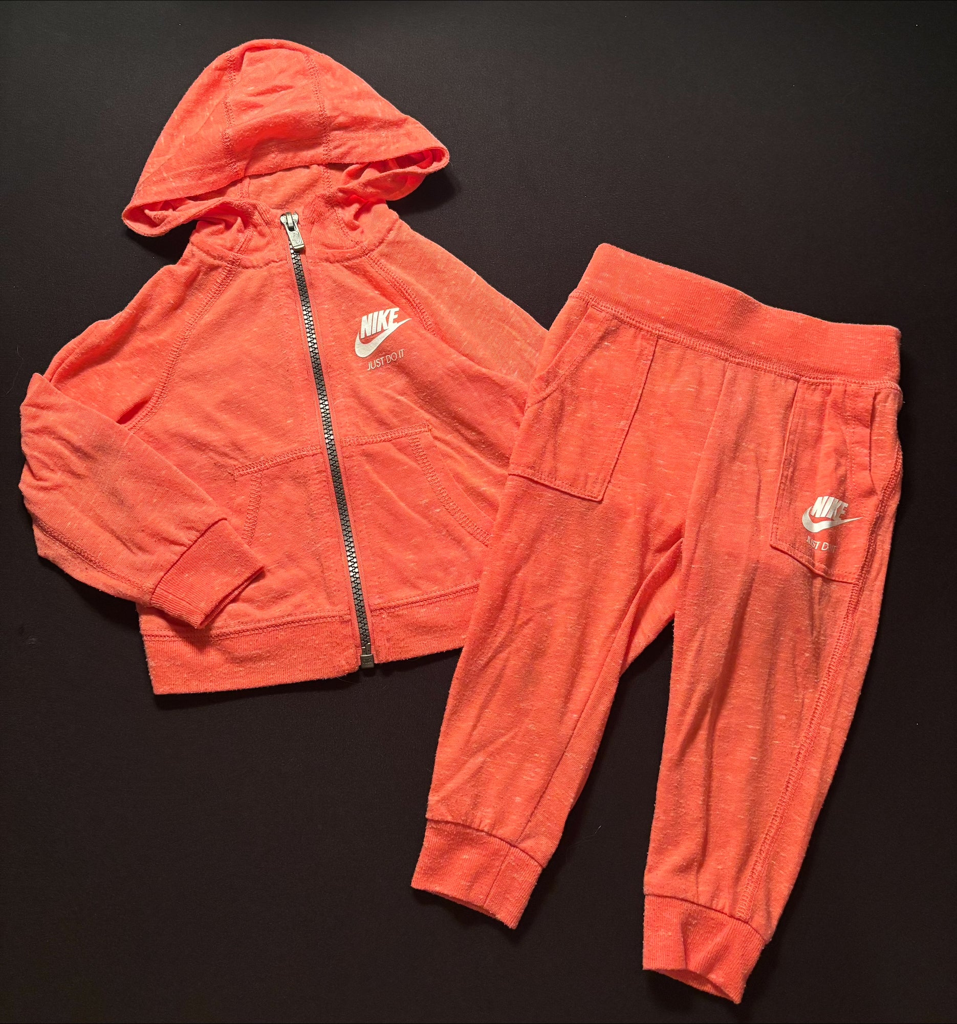 Ensemble deux pièces 18 mois NIKE (Usure & mini trou sur la manche droite)