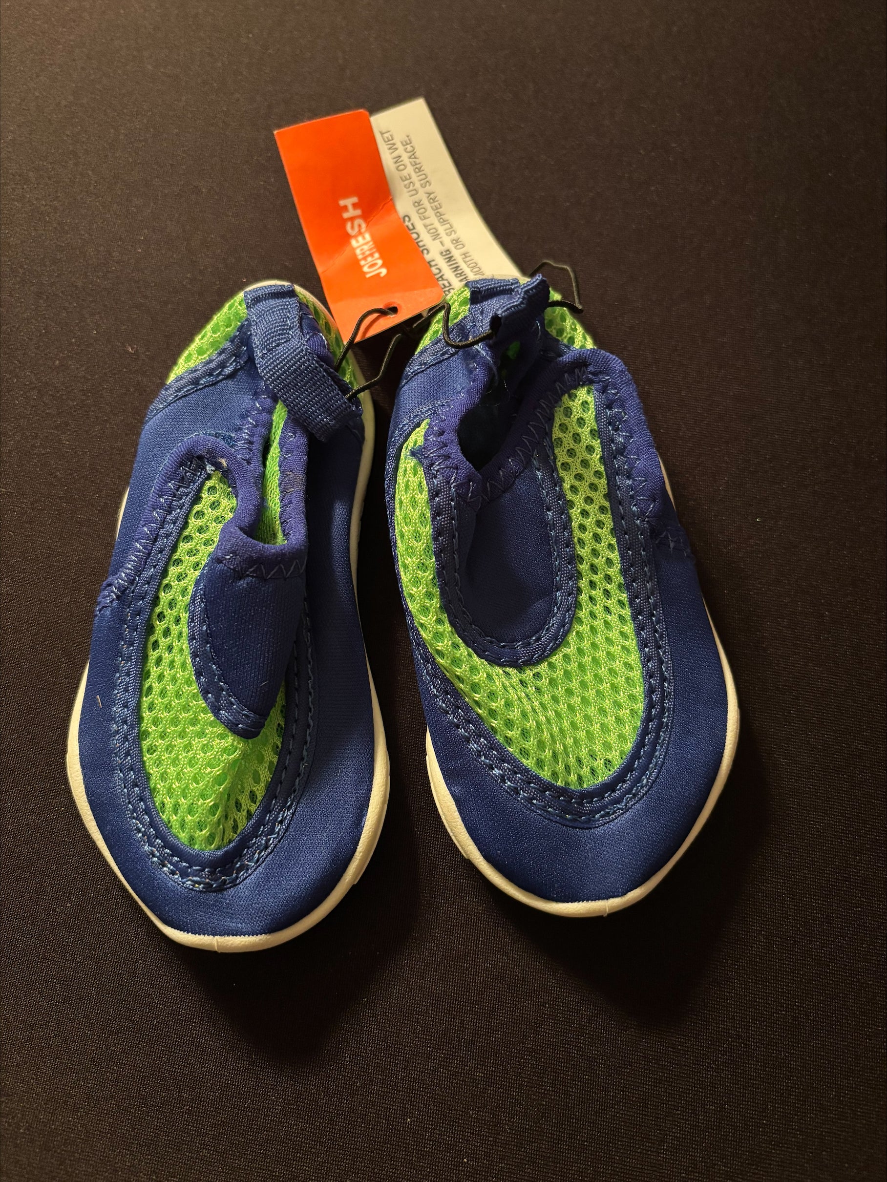 Soulier d'eau NEUF, Grandeur 6-7 JOE FRESH (110)